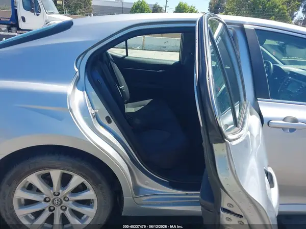 4T1B11HK4JU073749 2018 TOYOTA CAMRY - Image 8
