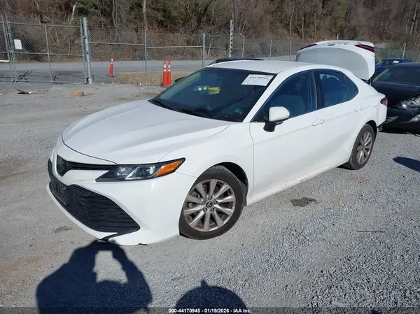 4T1B11HK4JU077624 2018 TOYOTA CAMRY - Image 2