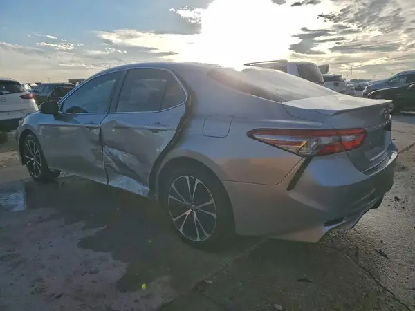4T1B11HK4JU085450 2018 TOYOTA CAMRY - Image 2