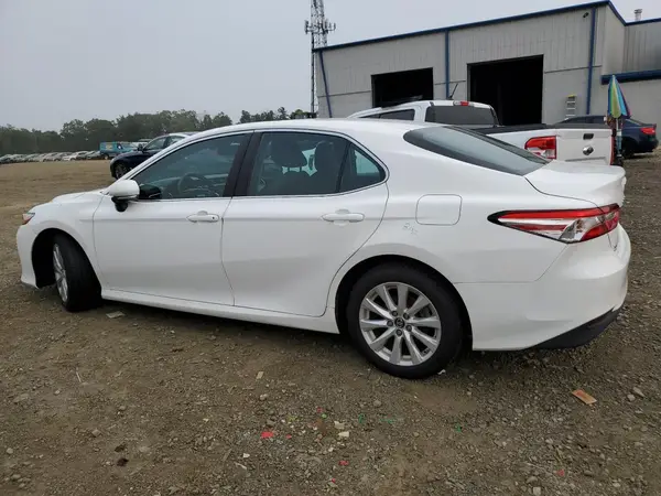 4T1B11HK4JU086033 2018 TOYOTA CAMRY - Image 2