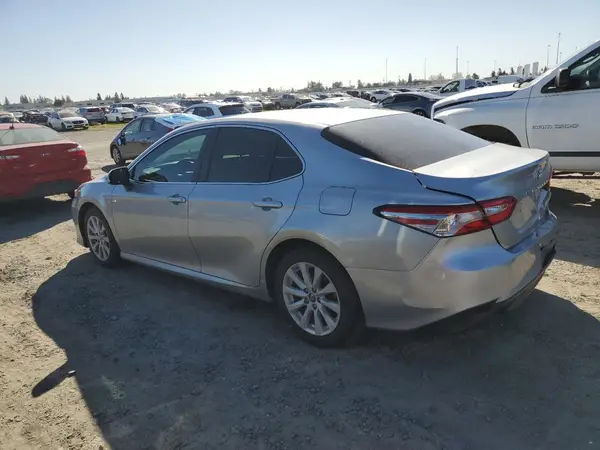 4T1B11HK4JU087974 2018 TOYOTA CAMRY - Image 2