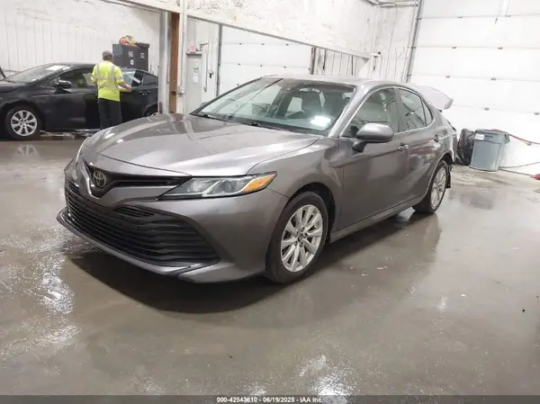 4T1B11HK4JU090681 2018 TOYOTA CAMRY - Image 2