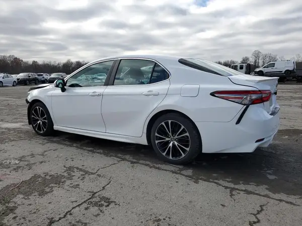 4T1B11HK4JU097016 2018 TOYOTA CAMRY - Image 2
