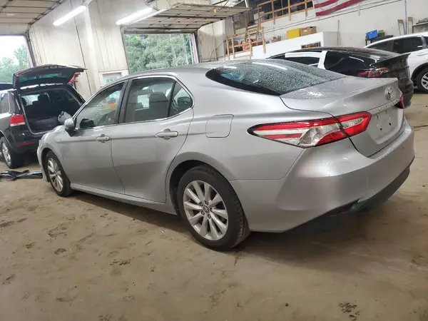 4T1B11HK4JU097677 2018 TOYOTA CAMRY - Image 2
