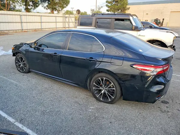 4T1B11HK4JU100917 2018 TOYOTA CAMRY - Image 2