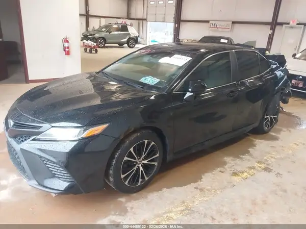 4T1B11HK4JU102232 2018 TOYOTA CAMRY - Image 2