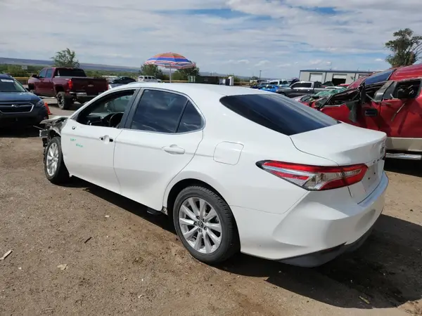 4T1B11HK4JU103932 2018 TOYOTA CAMRY - Image 2