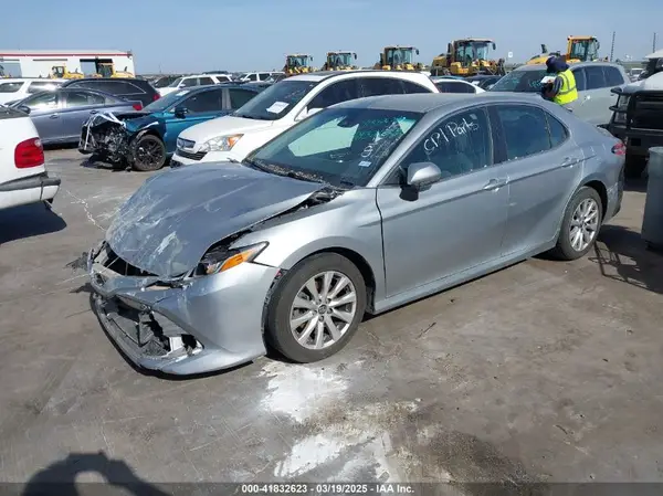 4T1B11HK4JU104000 2018 TOYOTA CAMRY - Image 2
