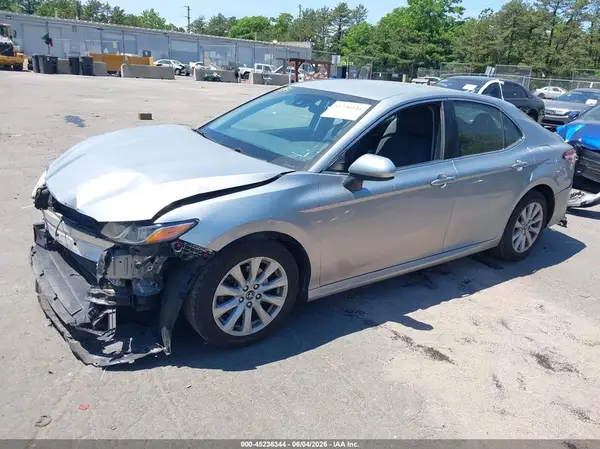 4T1B11HK4JU106944 2018 TOYOTA CAMRY - Image 2