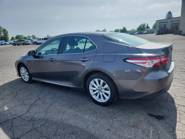 4T1B11HK4JU107477 2018 TOYOTA CAMRY - Image 2