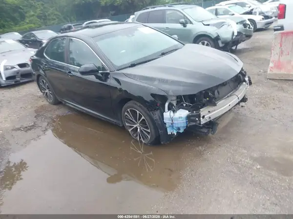 4T1B11HK4JU114073 2018 TOYOTA CAMRY - Image 1