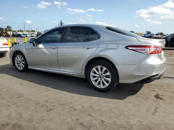 4T1B11HK4JU114526 2018 TOYOTA CAMRY - Image 2