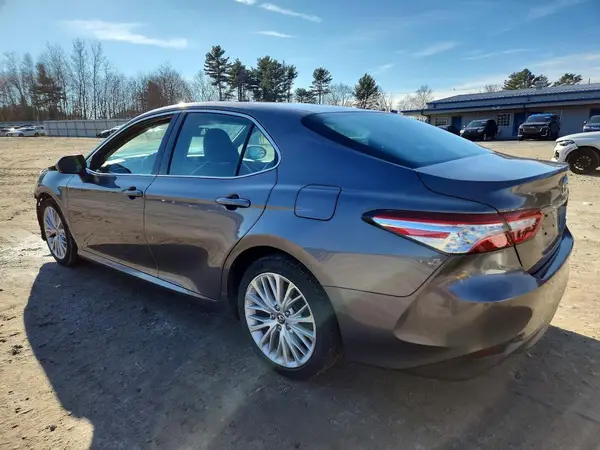 4T1B11HK4JU115563 2018 TOYOTA CAMRY - Image 2