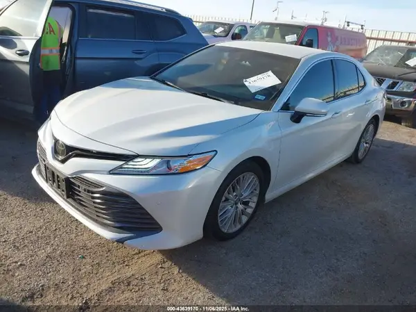 4T1B11HK4JU117426 2018 TOYOTA CAMRY - Image 2