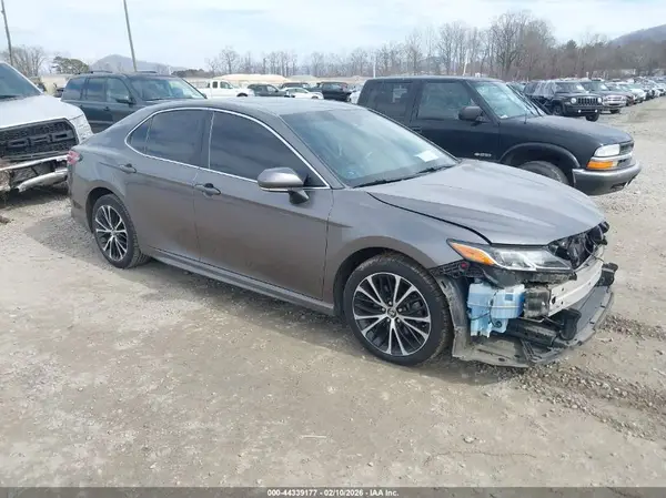 4T1B11HK4JU118818 2018 TOYOTA CAMRY - Image 1
