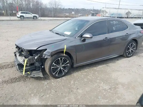 4T1B11HK4JU118818 2018 TOYOTA CAMRY - Image 2