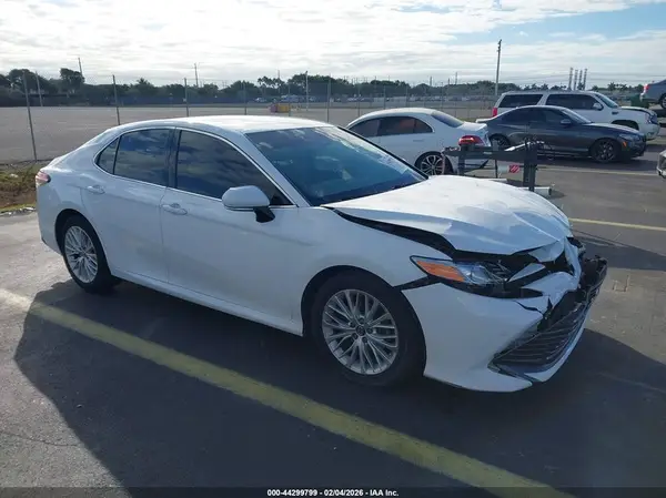 4T1B11HK4JU119712 2018 TOYOTA CAMRY - Image 1