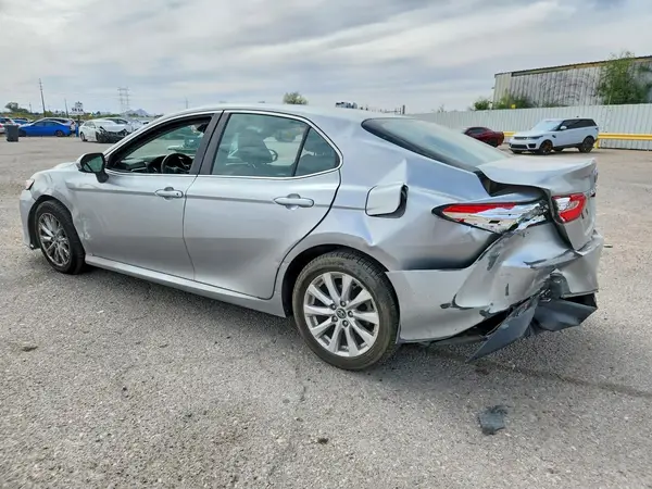 4T1B11HK4JU129351 2018 TOYOTA CAMRY - Image 2