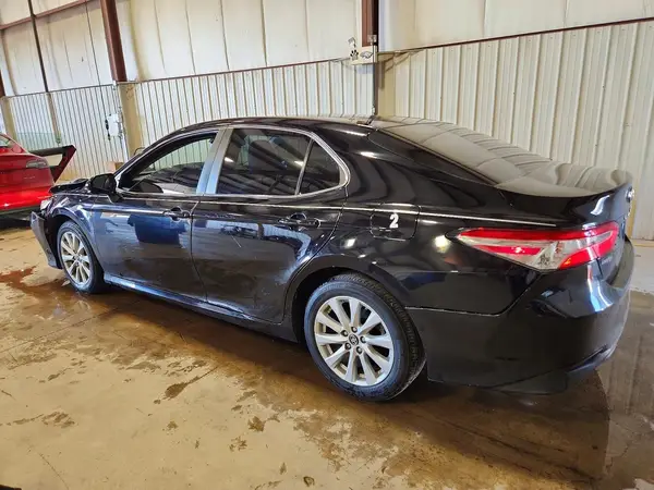 4T1B11HK4JU138034 2018 TOYOTA CAMRY - Image 2