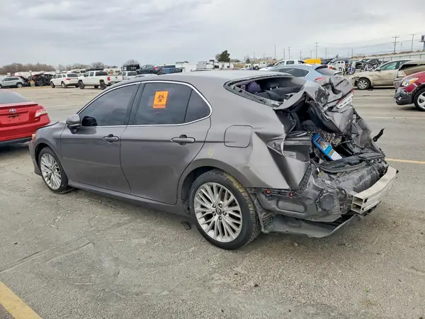 4T1B11HK4JU146974 2018 TOYOTA CAMRY - Image 2