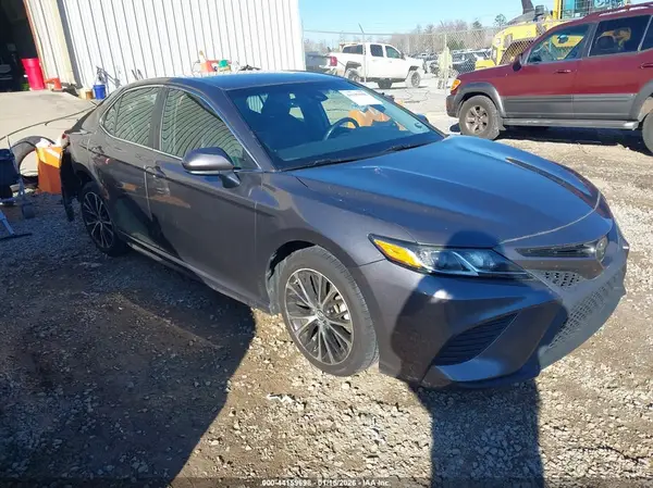 4T1B11HK4JU147817 2018 TOYOTA CAMRY - Image 1