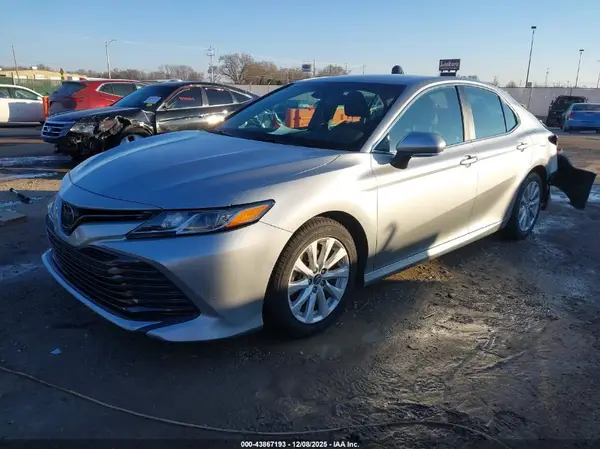 4T1B11HK4JU150877 2018 TOYOTA CAMRY - Image 2