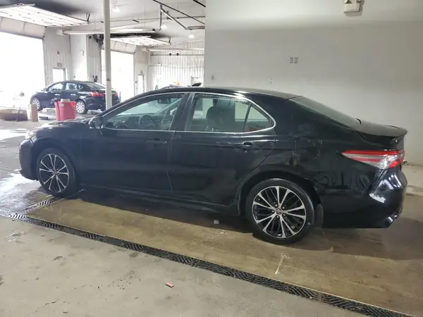 4T1B11HK4JU153570 2018 TOYOTA CAMRY - Image 2