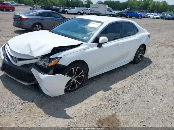 4T1B11HK4JU159241 2018 TOYOTA CAMRY - Image 2