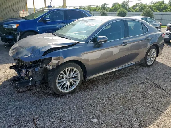 4T1B11HK4JU500637 2018 TOYOTA CAMRY - Image 1