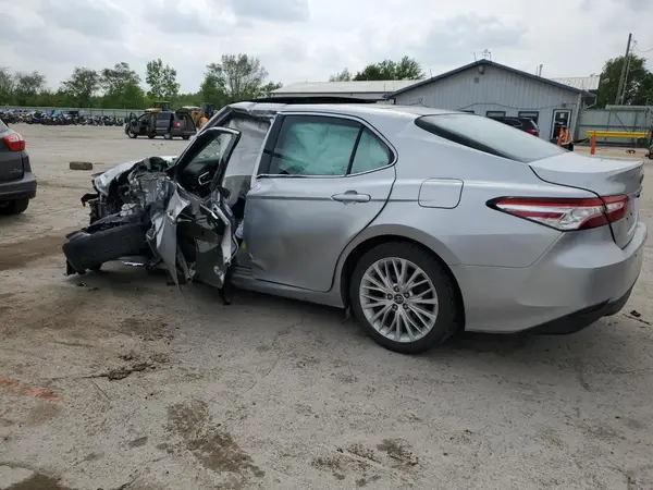 4T1B11HK4JU500704 2018 TOYOTA CAMRY - Image 2
