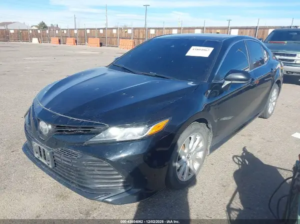 4T1B11HK4JU500833 2018 TOYOTA CAMRY - Image 2