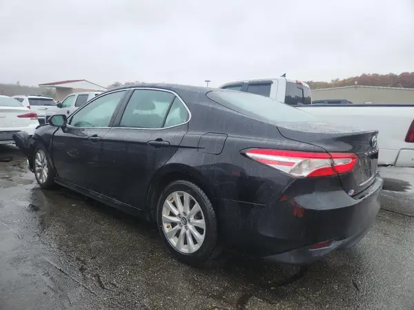 4T1B11HK4JU513775 2018 TOYOTA CAMRY - Image 2