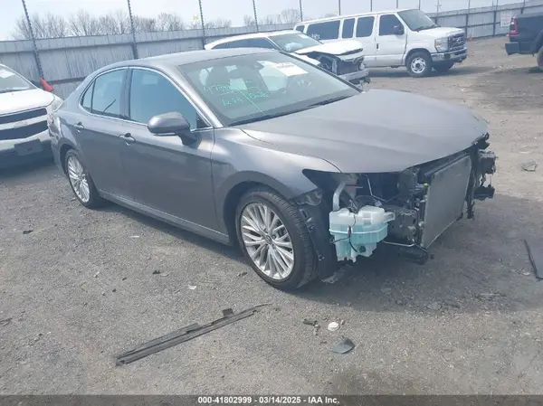 4T1B11HK4JU528602 2018 TOYOTA CAMRY - Image 1