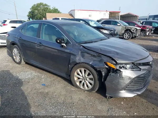 4T1B11HK4JU528986 2018 TOYOTA CAMRY - Image 1