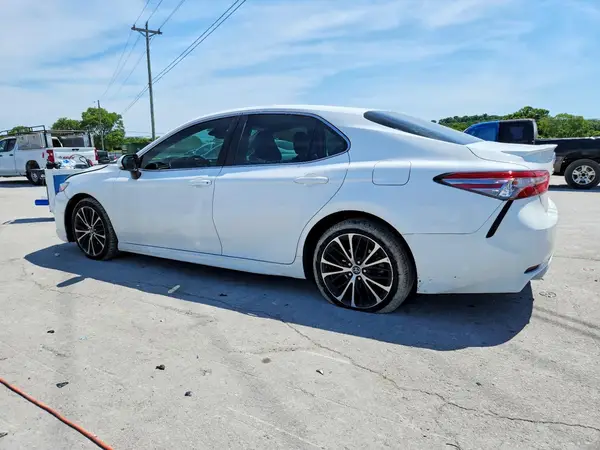 4T1B11HK4JU544573 2018 TOYOTA CAMRY - Image 2