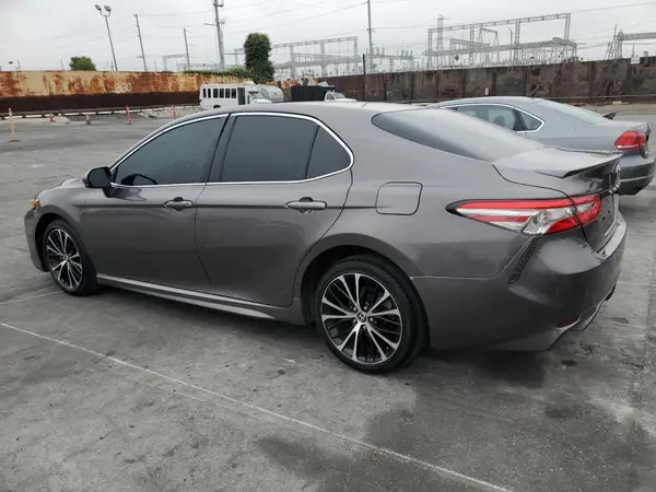 4T1B11HK4JU558313 2018 TOYOTA CAMRY - Image 2