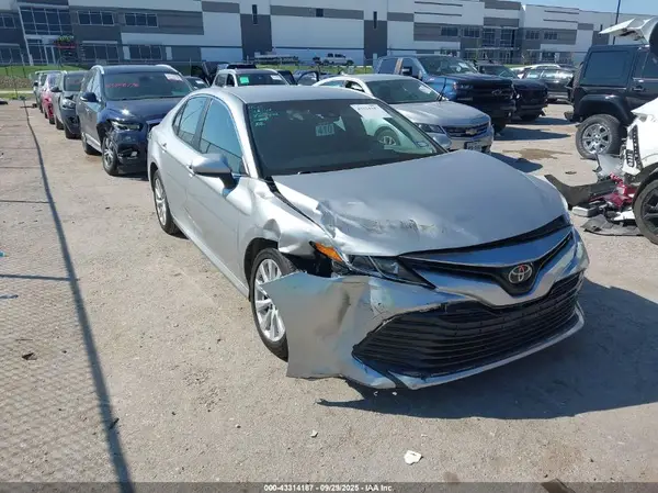 4T1B11HK4JU558327 2018 TOYOTA CAMRY - Image 1