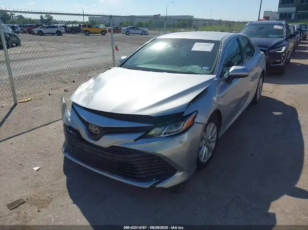 4T1B11HK4JU558327 2018 TOYOTA CAMRY - Image 2