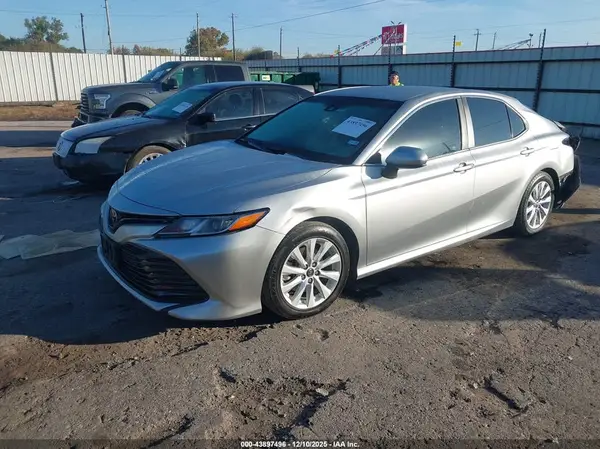 4T1B11HK4JU562703 2018 TOYOTA CAMRY - Image 2