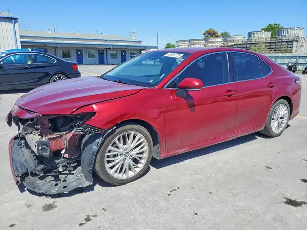 4T1B11HK4JU565813 2018 TOYOTA CAMRY - Image 1