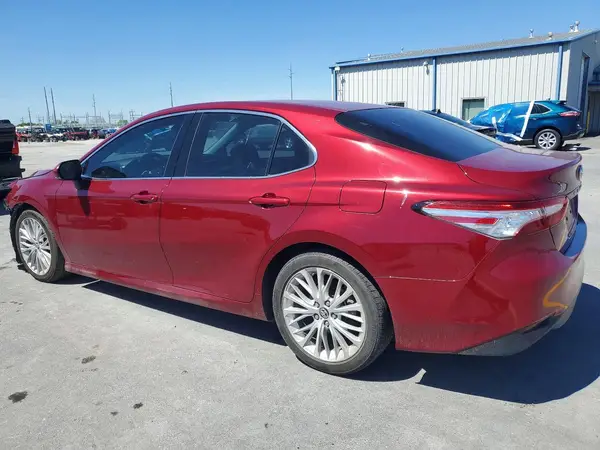 4T1B11HK4JU565813 2018 TOYOTA CAMRY - Image 2