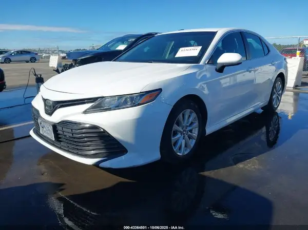 4T1B11HK4JU567416 2018 TOYOTA CAMRY - Image 2