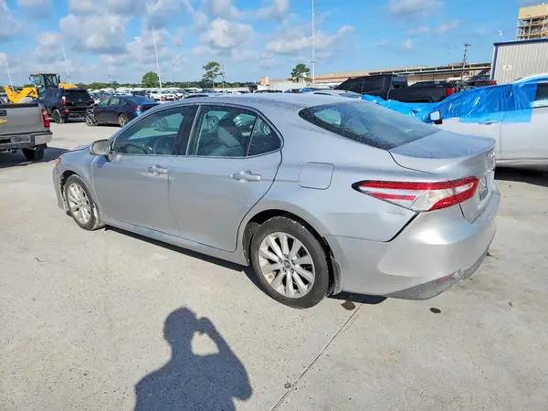 4T1B11HK4JU568873 2018 TOYOTA CAMRY - Image 2