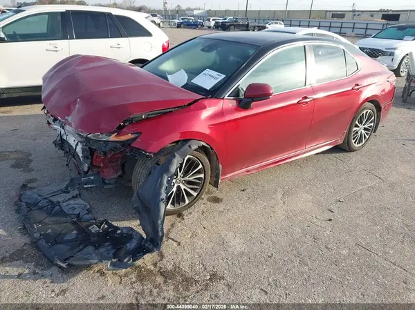 4T1B11HK4JU570011 2018 TOYOTA CAMRY - Image 2