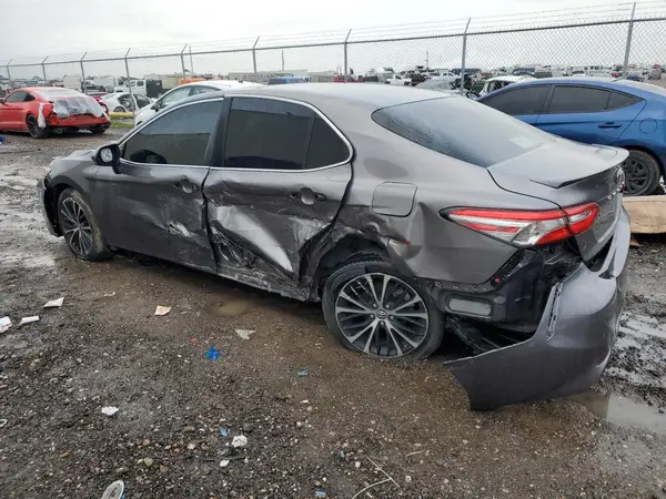 4T1B11HK4JU570560 2018 TOYOTA CAMRY - Image 2