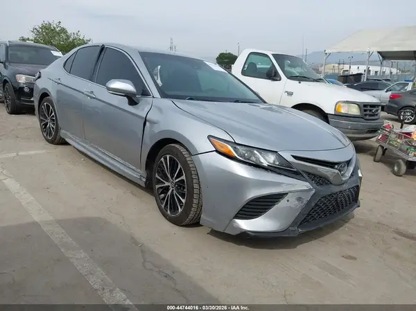 4T1B11HK4JU570669 2018 TOYOTA CAMRY - Image 1