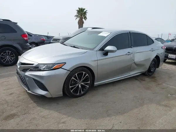 4T1B11HK4JU570669 2018 TOYOTA CAMRY - Image 2