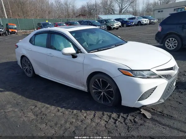 4T1B11HK4JU570851 2018 TOYOTA CAMRY - Image 1