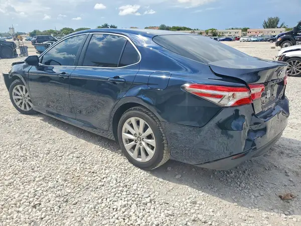 4T1B11HK4JU572115 2018 TOYOTA CAMRY - Image 2