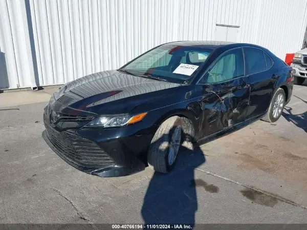 4T1B11HK4JU572843 2018 TOYOTA CAMRY - Image 2